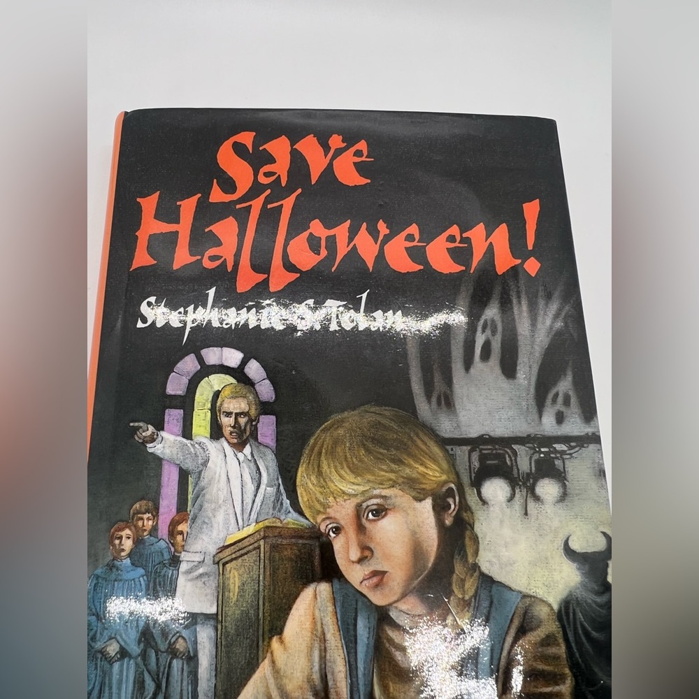 HALLOWEEN 👻🎃 book “Save Halloween” by Stephanie S Tolan, preloved item